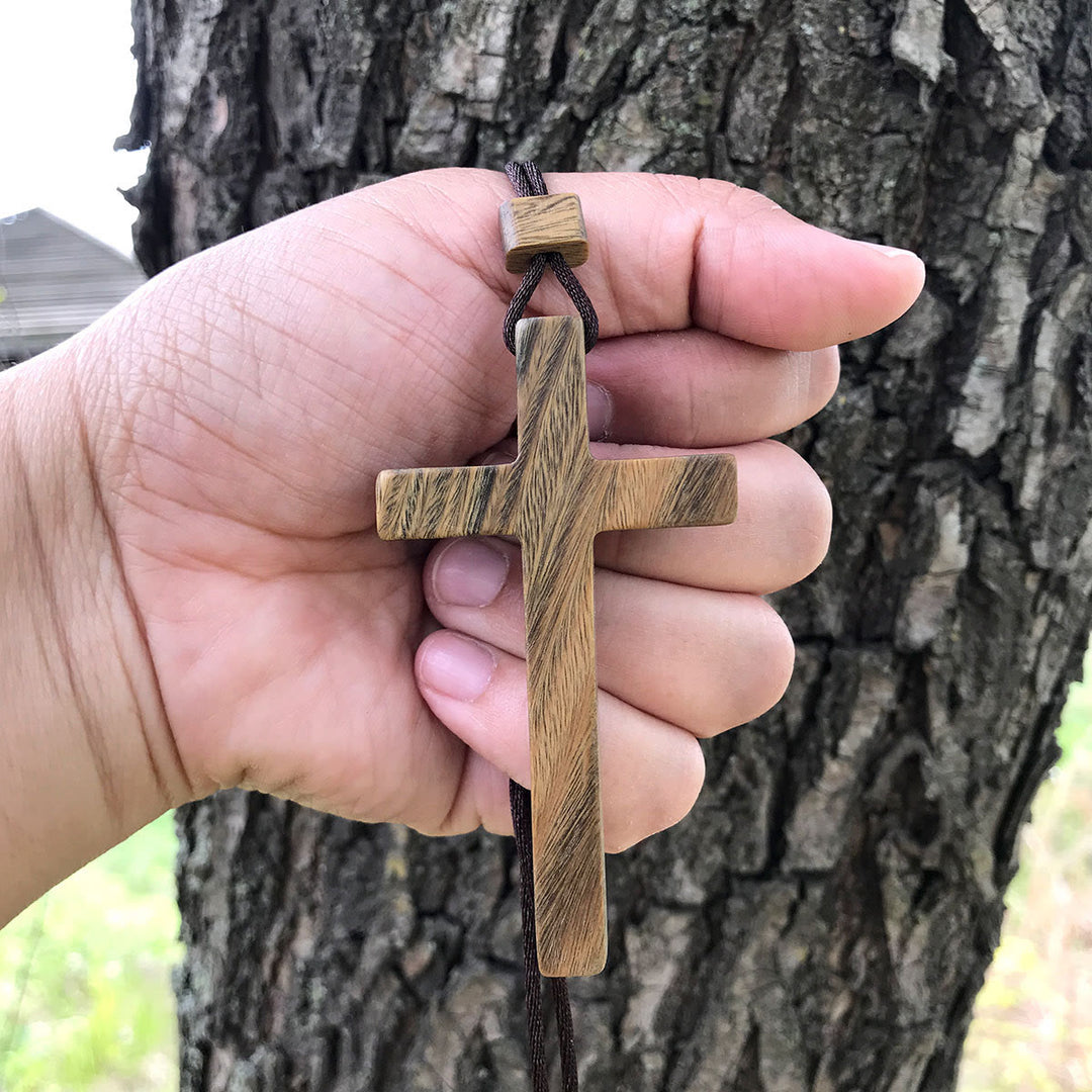 Red & Green Sandalwood Cross Necklace — Natural-Grain Symbol of Blessing