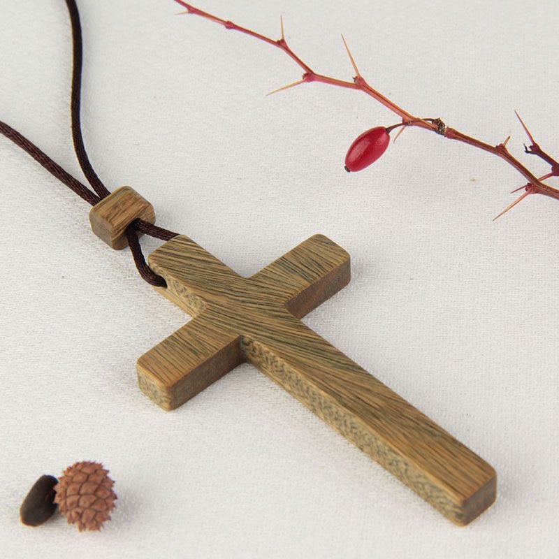 Red & Green Sandalwood Cross Necklace — Natural-Grain Symbol of Blessing