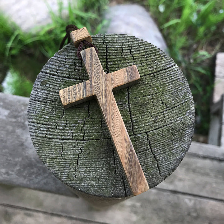 Red & Green Sandalwood Cross Necklace — Natural-Grain Symbol of Blessing