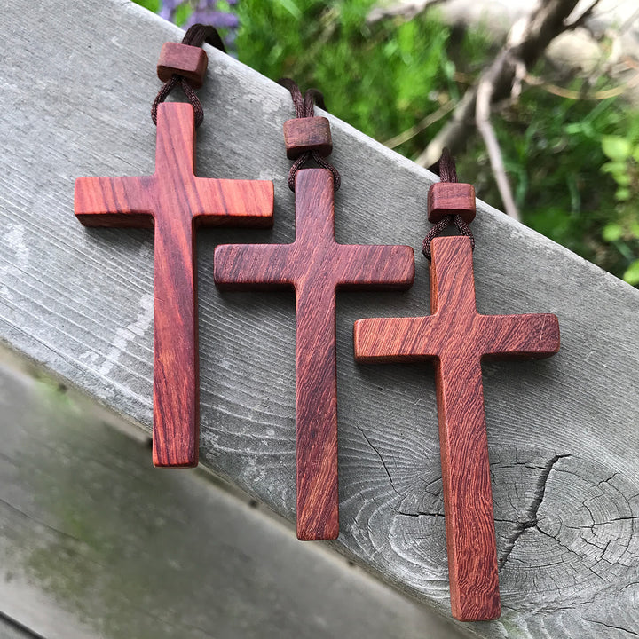 Red & Green Sandalwood Cross Necklace — Natural-Grain Symbol of Blessing